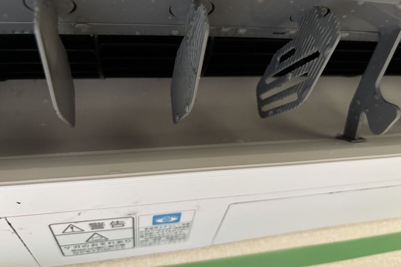分解洗浄されたエアコン内部（カビ除去後）