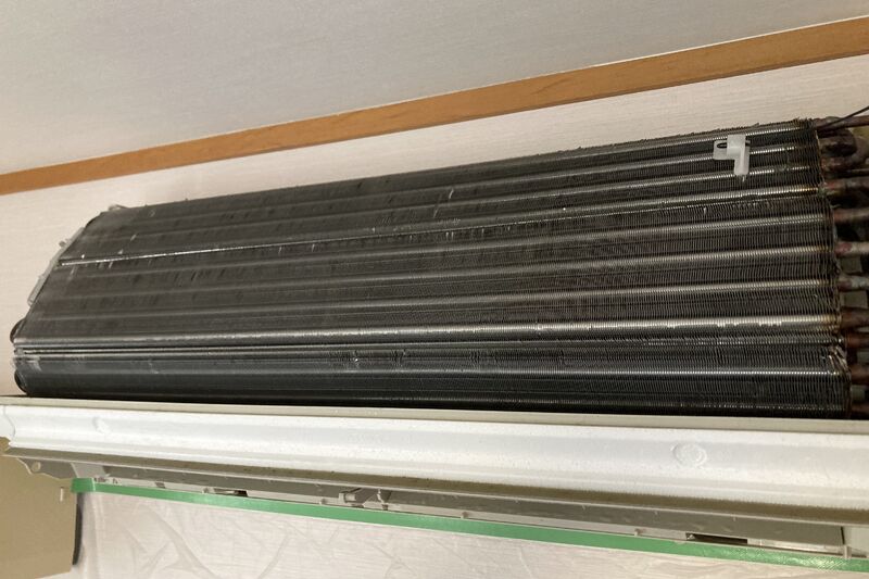 専用洗浄で通気性が回復し、本来の銀色に戻ったアルミフィン（洗浄後）